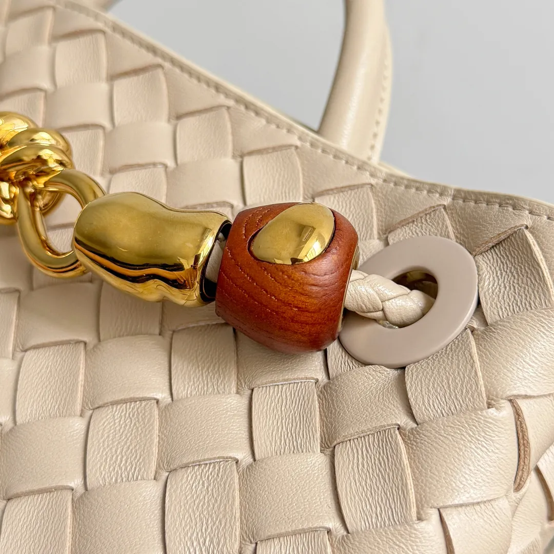 The new Andiamo batch of 3060 BV is shipped‼ ️The classic intercciato weaving process is used to create a soft bag, the metal knot is made of micro-cast aluminum using jewelry technology🪢, and the decorative beads are made of metal and hand-polished oak, allowing you to jump repeatedly between elegance and fun💃, making it unpredictable. Classic and versatile, it shows off your temperament, and the bag has a large capacity, making it very convenient for daily commuting! It has a variety of carrying methods, the shoulder straps can be adjusted by yourself, the original lambskin feels soft and delicate, and the unisex style breaks gender boundaries and brings a more practical and long-lasting use experience. The Andiamo, which has both elegant and casual styles, perfectly interprets the "fashionable old money style". Style number: 743568+wood hardware Color: light brown Size: 25*22*10.5cm